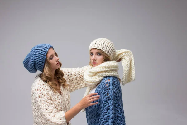 İkiz kız örgü şapkalar