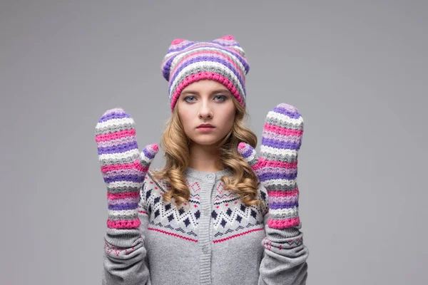 Genç güzel kız örgü şapka ve eldiven