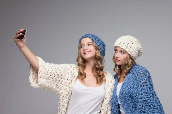 Selfie örme şapka ikiz kız olun