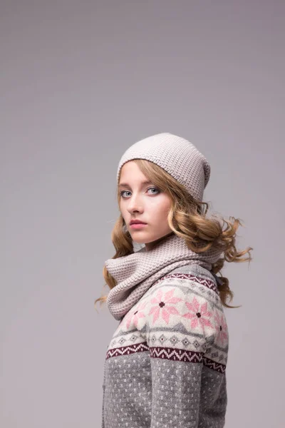 Genç güzel kız örgü şapkalı