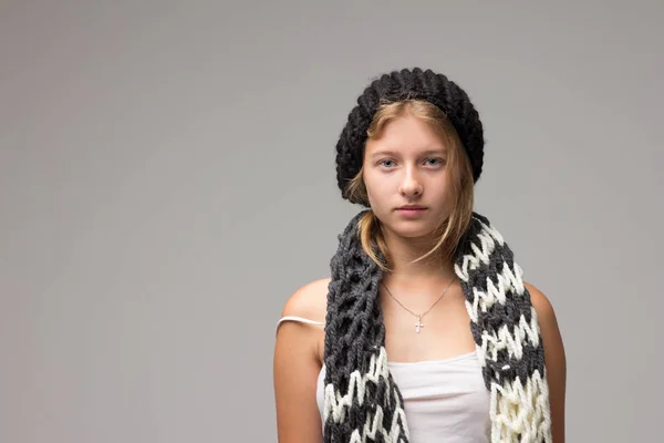 Genç güzel kız örgü şapkalı