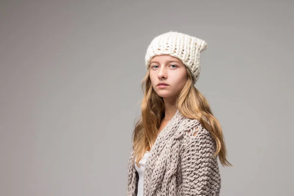 Genç güzel kız örgü şapkalı