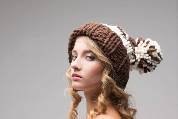 Genç güzel kız örgü şapkalı