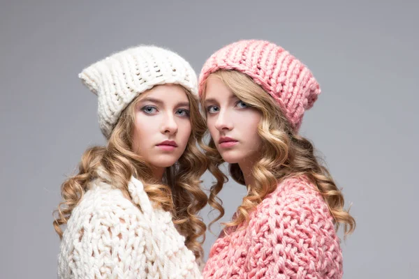 İkiz kız örgü şapkalar