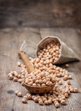 bir tahta kaşık kuru nohut