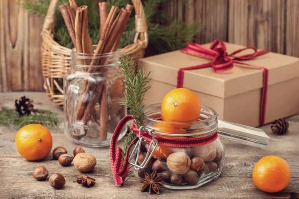 De gift van Kerstmis met noten en mandarijnen — Stockfoto