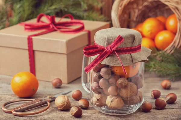 Рождественский подарок с орехами и мандаринами — стоковое фото