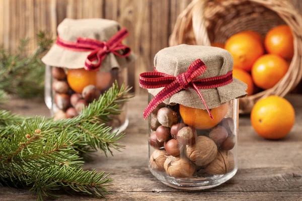 圣诞礼物与橘子和坚果 — 图库照片