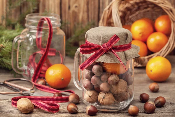De giften van Kerstmis met mandarijnen en noten — Stockfoto