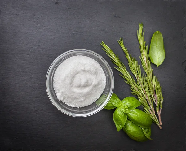 Морская соль с розмарином и базиликом — стоковое фото