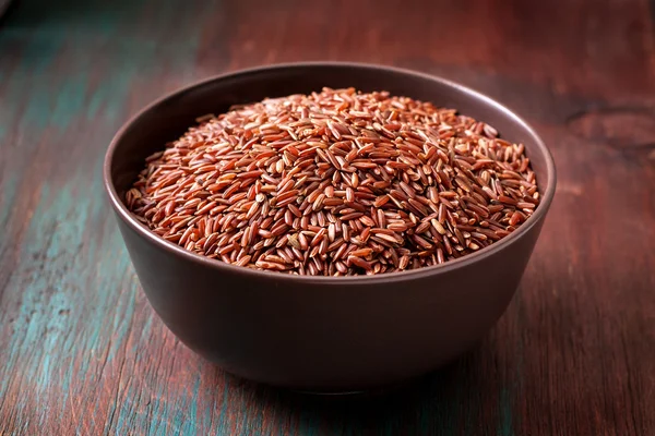 Arroz rojo en un tazón de cerámica —  Fotos de Stock