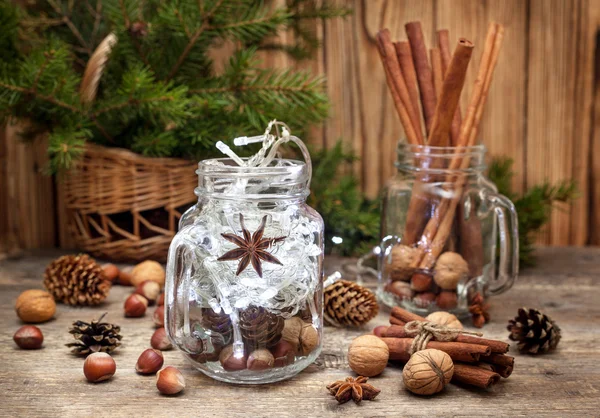 Composição de Natal com especiarias e nozes — Fotografia de Stock