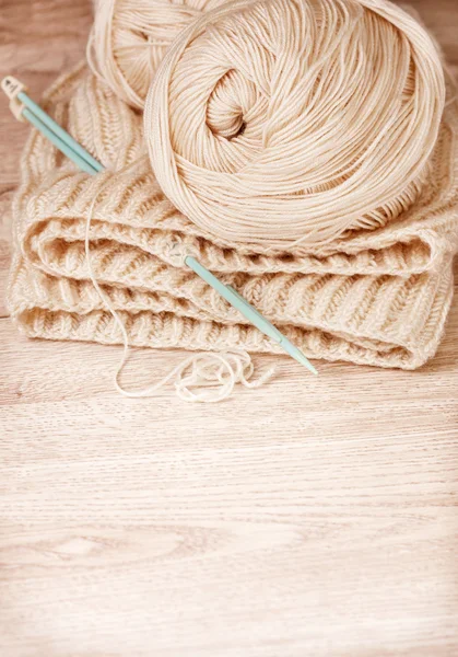 Balls of yarn and knitting needles — Stock Photo, Image