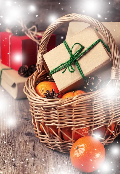 Juldekoration med gåvor (med bokeh) — Stockfoto