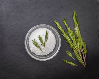 tuz ve taze biberiye 