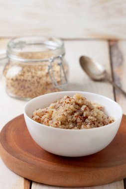 Bir kase pişmiş quinoa