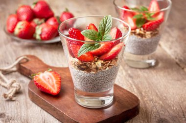 Chia puding, çilek ve müsli (sıkılaştırma Kahvaltı)
