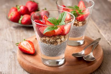 Chia puding, çilek ve müsli Kahvaltı