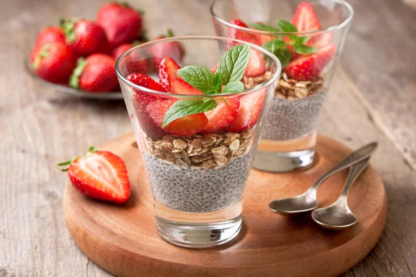 Frukost med chia pudding, jordgubbar och müsli — Stockfoto