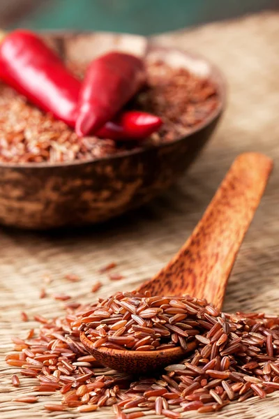 Egy fakanállal vörös rizs — Stock Fotó