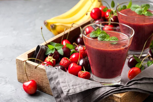 Smoothie com cereja e banana, morangos — Fotografia de Stock