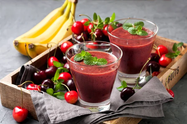 Smoothie met kersen en banaan — Stockfoto