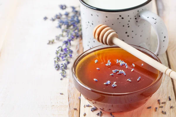 Чаша с медом и лавандой — стоковое фото