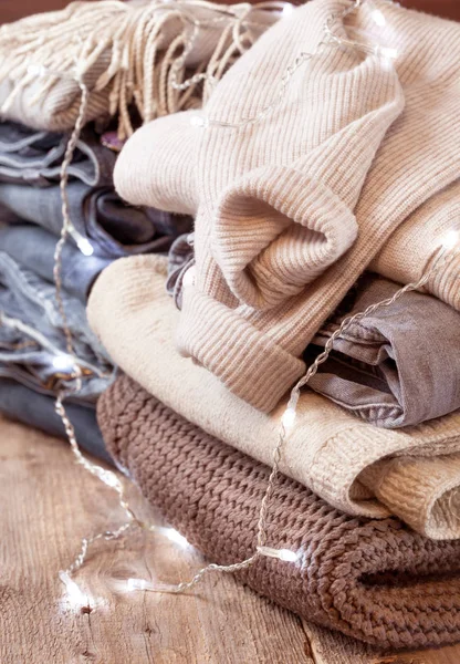Pilha de roupas quentes — Fotografia de Stock