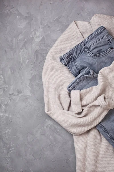 Jeans grigi, cardigan beige (vista dall'alto ) — Foto Stock