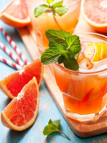 Pembe ile taze greyfurt kokteyl 