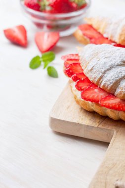 kruvasan ile taze çilek, ricotta