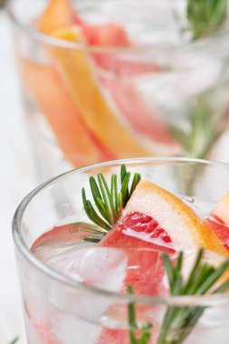 Greyfurt ve biberiye suyu Detoks