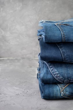 Mavi jeans yığını