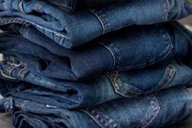 Mavi jeans yığını 