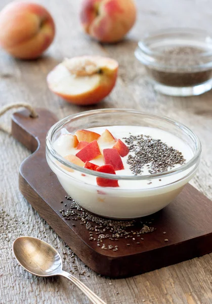 Joghurt mit Pfirsich, Chiasamen — Stockfoto