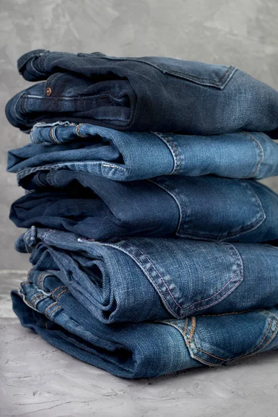 Stack Blå jeans — Stockfoto