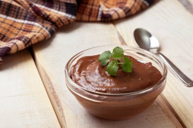 Çikolatalı mus ve nane