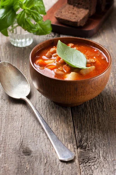 Sopa de feijão e manjericão — Fotografia de Stock