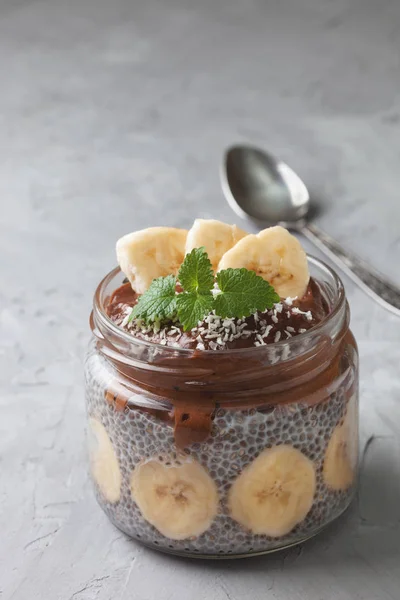 Budincă de chia cu smoothie de banane de ciocolată — Fotografie, imagine de stoc