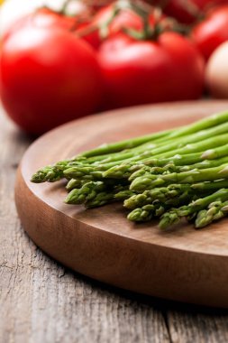 taze kuşkonmaz ve domates 