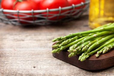 taze kuşkonmaz ve domates 