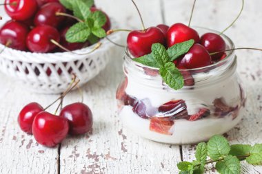 Yoğurtlu taze kiraz