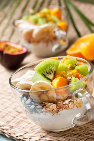 Breakfast with muesli, yoghurt, tropical fruits — Stock Photo, Image