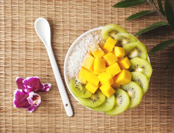 Koktajl owocowy z mango, kiwi — Zdjęcie stockowe