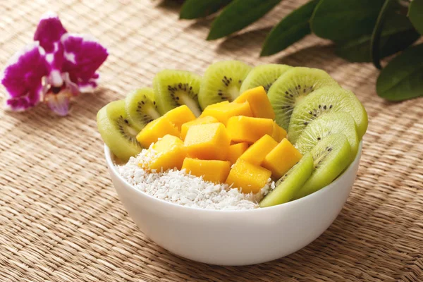 Koktajl owocowy z mango, kiwi — Zdjęcie stockowe