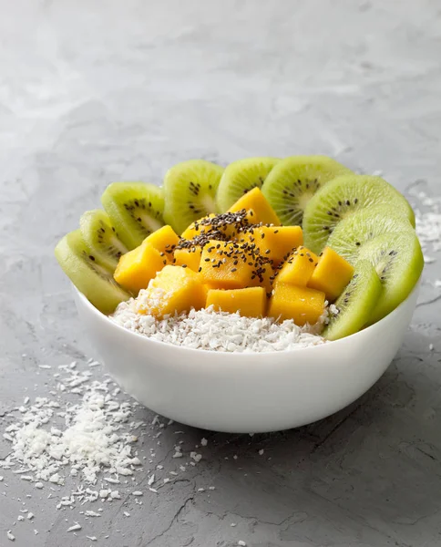 Bananowy koktajl z mango, kiwi, nasiona chia — Zdjęcie stockowe