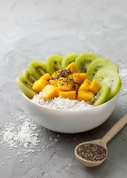 Bananowy koktajl z mango, kiwi, nasiona chia — Zdjęcie stockowe