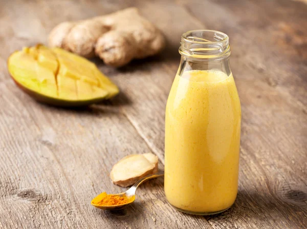 Mango, zencefil ile smoothies