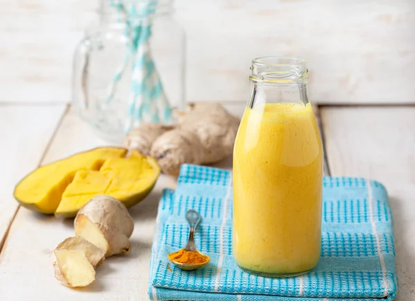 Mango, zencefil ile smoothies