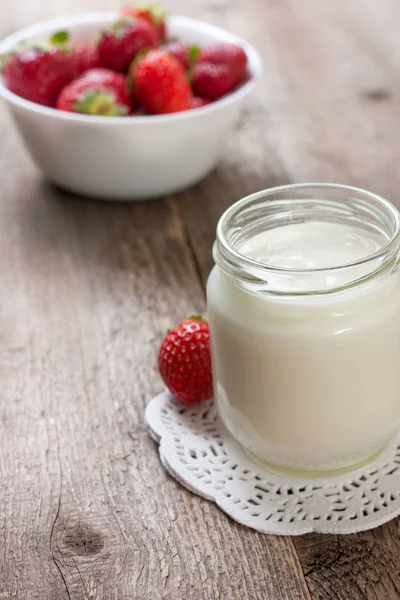 Yogur casero y fresas —  Fotos de Stock